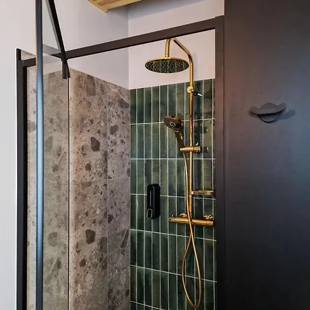 Sankakkei 2 - Lewy Brzeg Narwi فيلة Burlaki